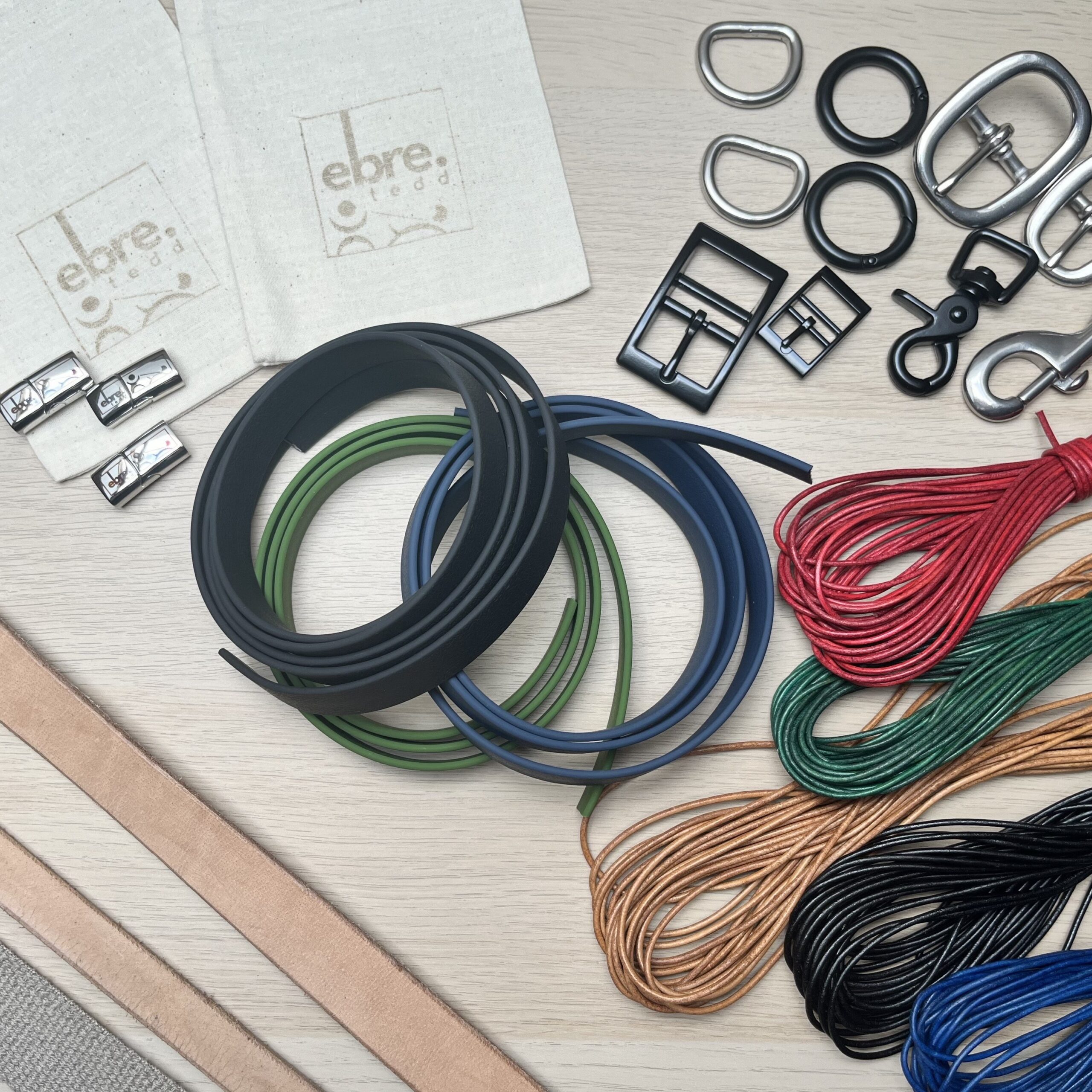 A nyakörvek és pórázok alapanyagai